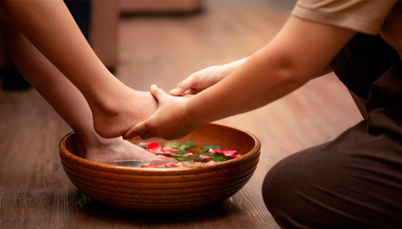 lavando los pies sobre un cuenco de madera